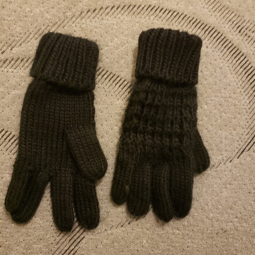A pair of black knit gloves